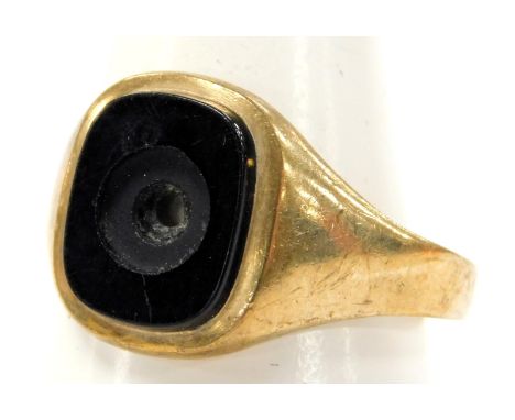 A gentleman's 9ct gold and black onyx signet ring, with a central circular reserve with gem mounting recess, size V, 3.5g.