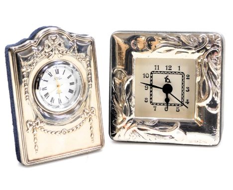 A silver mounted strut clock, circular enamel dial bearing Roman numerals, centre seconds, quartz movement, the front embosse