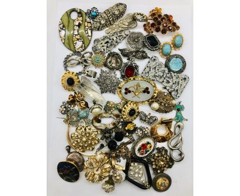 A selection of Vintage quality costume jewellery.