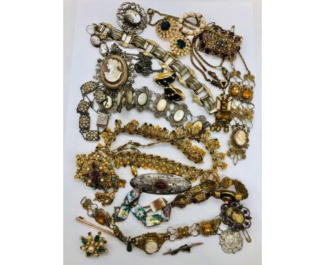 A selection of Vintage quality costume jewellery.