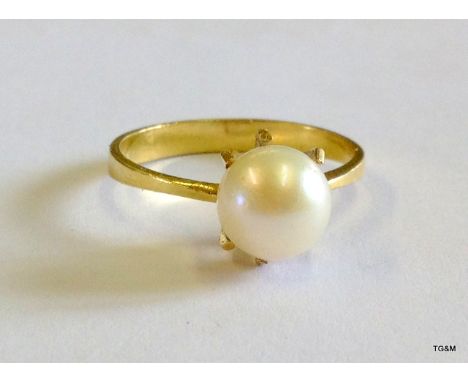 An 18ct gold and pearl ring size N