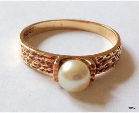 9ct gold and pearl ring
