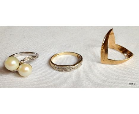 A ladies diamond cross over ring, a wish bone ring and a white gold pearl ring