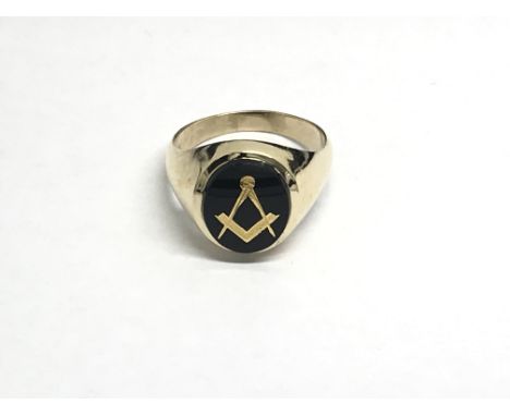 A 9ct gold gents Masonic ring set with a jet stone, approx 8.7g and approx size U-V.