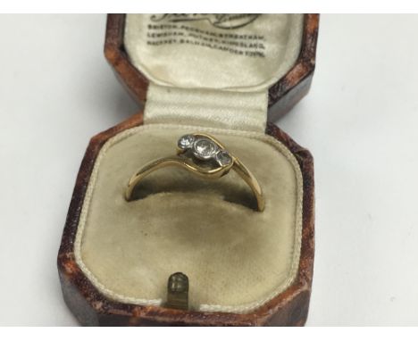 A 1920s 18ct gold 3 stone diamond ring. Approx 2.5g, ring size T.