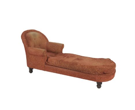 AN EDWARDIAN UPHOLSTERED LONG DAY BED with button back and loose squab cushion raised on upturned bell supports. 175cm long, 