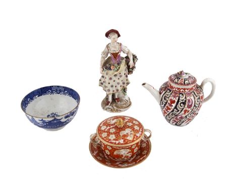 A CHAMBERLAINS WORCESTER TWO-HANDLED CUP AND COVER decorated in the Chinese fer de rouge style, Worcester Charlotte pattern t