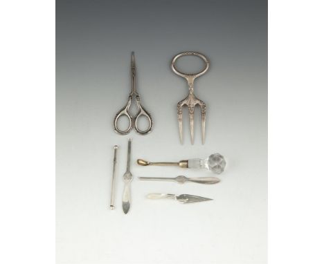 AN INTERESTING COLLECTION OF SILVER ITEMS, comprising a silver cased extendable swizzle stick, a three prong skewer fork with