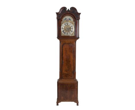 AN EARLY 19TH CENTURY INLAID MAHOGANY LONGCASE CLOCK, the arch top hood with moulded scroll pediment above a blind fret friez