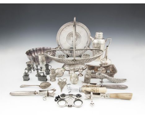 A GOOD COLLECTION OF SILVER PLATED ITEMS, including an oval wirework swing handle basket, an Art Deco tri-handle centre dish,