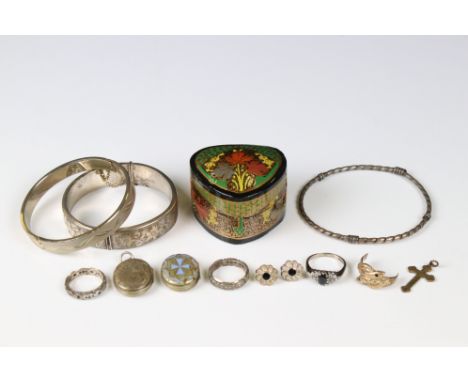 A small group of collectables to include a sterling silver bangle, 9ct gold &amp; silver rings, two locket pendants, silver r