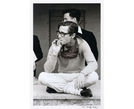 Rainer W. Schlegelmilch (Suhl 1941). Masten Gregory macht eine Raucherpause. Giclée. 42 x 59 cm. Unter Passepartout und Glas 