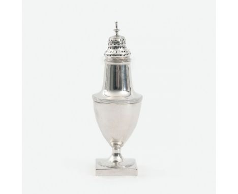 George III Zuckerstreuer. London. 1792. Sterlingsilber, gest., Dateletter: r, MZ: undeutl. H. mit abnehmbarem Deckel 16,4 cm,