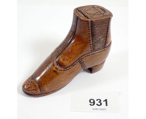 A 19th century novelty carved boot form treen snuff box, 7 x 6cm