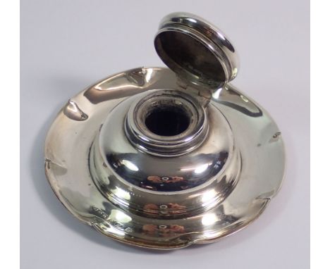 A silver circular inkwell, 10cm diameter, Birmingham 1906