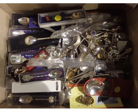 Box of souvenir plated spoons. P&amp;P Group 2 (£18+VAT for the first lot and £3+VAT for subsequent lots) 