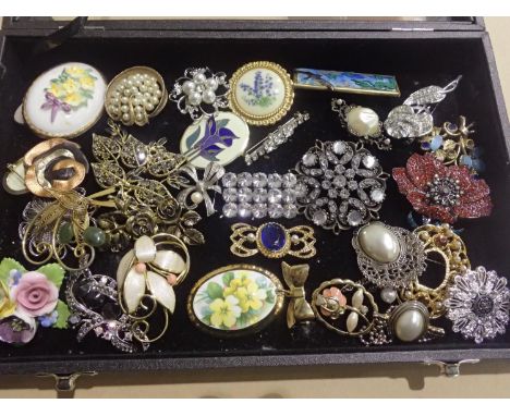 Selection of decorative brooches. P&amp;P Group 1 (£14+VAT for the first lot and £1+VAT for subsequent lots) 