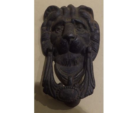 Cast iron lion mask door knocker, H: 16 cm. P&amp;P Group 1 (£14+VAT for the first lot and £1+VAT for subsequent lots) 