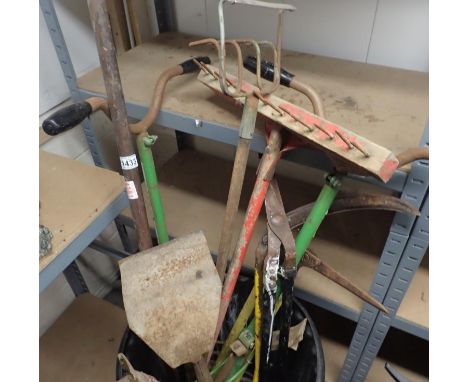 Selection of mixed garden tools to include two auto spades (bin not included). Not available for in-house P&amp;P, contact Pa