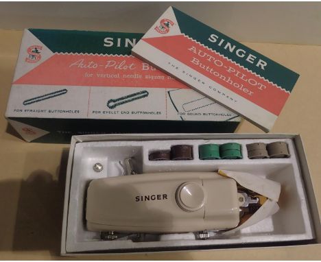 Boxed Singer autopilot buttonholer. P&amp;P Group 1 (£14+VAT for the first lot and £1+VAT for subsequent lots) 