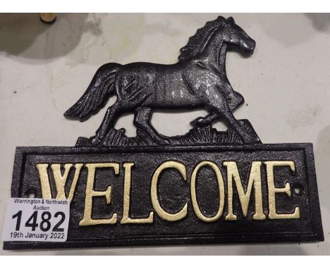 Cast Iron horse gate welcome sign, L: 20 cm. P&amp;P Group 2 (£18+VAT for the first lot and £3+VAT for subsequent lots) 