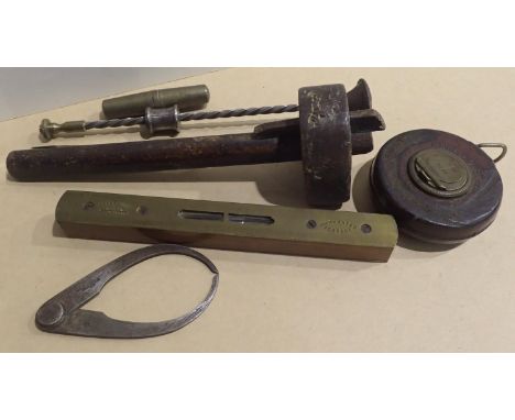Mixed vintage tools including Chesterman metal tape and an Archimedes drill. P&amp;P Group 1 (£14+VAT for the first lot and £