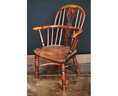 Elm and yew wood child's Windsor chair with comb back, pierced vertical central splat, hoop arms raised on baluster turned le