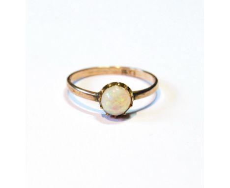 Edwardian ring with circular opal, in gold, 9ct, size R. 