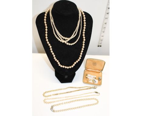 A selection of vintage pearl necklaces 