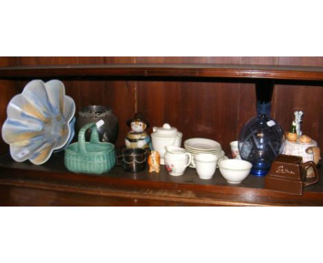 Selection of collectable ceramic and glassware