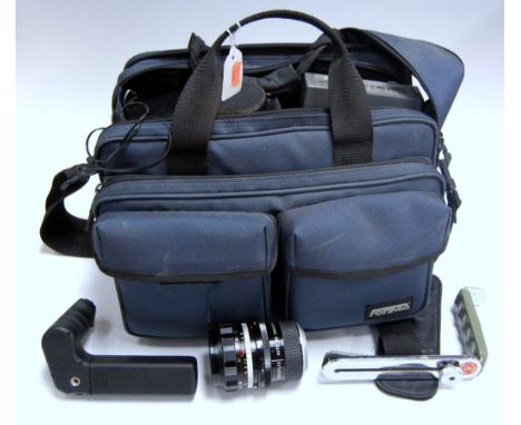 A bag of assorted camera accessories to include Komura lens, Jessop filter, timer etc