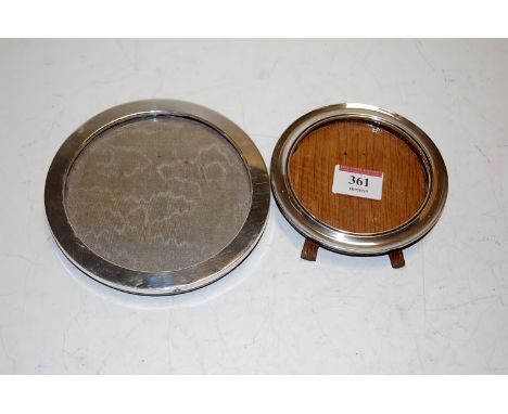 A George V silver easel photograph frame, of plain undecorated circular form, by A.J. Zimmerman, Birmingham 1914, dia. 14cm; 