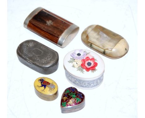 A 19th century horn snuff-box; together with various other snuff and pill boxes (6)