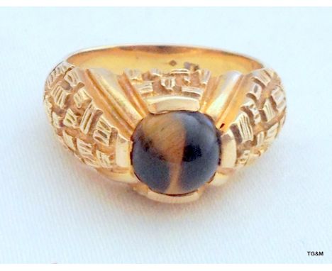 A 9ct gold men's Tiger eye ring size P