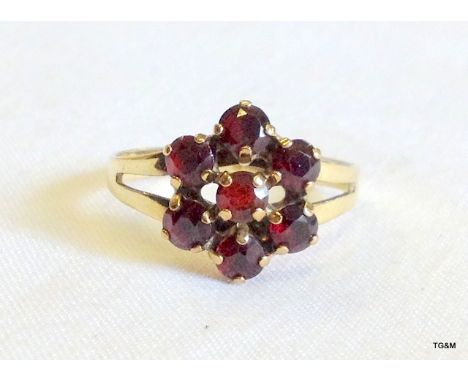Ladies 9ct gold garnet cluster ring, size p/q