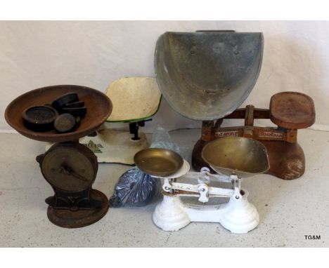 4 sets of household weighing scales to include a set of vintage vertical Salter scales