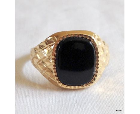 A 9ct gold mans black jet signet ring size S