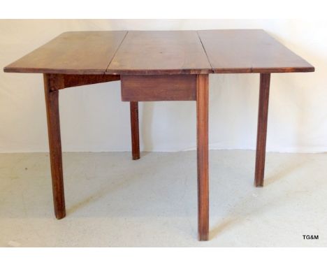 A Georgian mahogany gate leg table 73 x 90 x 40