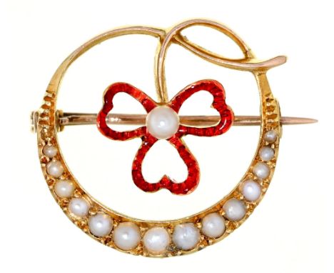 An Edwardian pearl and gold and translucent red enamel clover leaf brooch, in gold,21mm, 2.9g Good condition