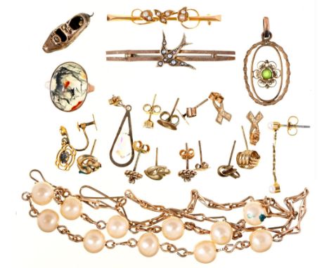An agate ring, in gold, marked 9ct, a split pear bar brooch in 15ct gold, a swallow bar brooch in gold marked 9ct, a gold sho