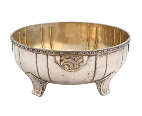 An Art Deco EPNS fruit bowl, c1925, on four incurved feet, 20.5cm diam, maker C J A Light wear and scratches