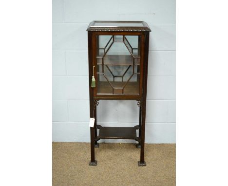 An attractive early 20th Century mahogany centre display cabinet, of small size, the rectangular glazed top with gadrooned bo