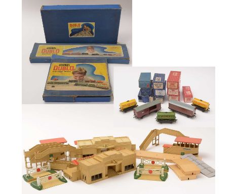 A collection of Hornby Dublo OO-gauge boxed and unboxed model railway buildings, signals, and scenery, including DA458 D1 Sig