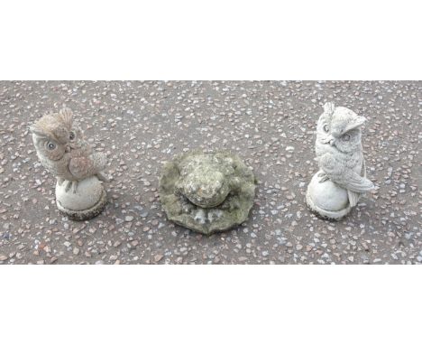 Pair of composition models of owls, H.30cm, and a model of a frog sitting on a lily pad, L.24cm. (3)
