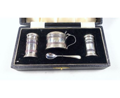 George V 4-piece silver cruet comprising mustard pot with small spoon, salt shaker and pepperette, each with pierced paling a