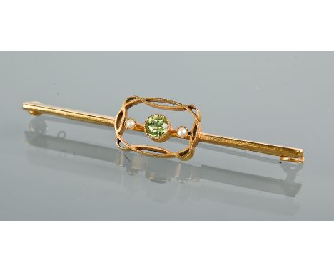 EDWARDIAN PERIDOT AND SEED PEARL BAR BROOCH
the central round peridot flanked by two seed pearls, within an openwork setting,