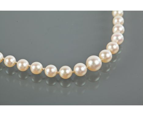 TWENTIETH CENTURY PEARL NECKLACE
formed by graduated spherical white pearls, the largest pearl 7.8mm, the smallest pearl 4.6m