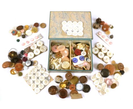 A large quantity of vintage buttons, wooden, Bakelite, mother of pearl, ceramic, plastic, leather and fabric examples, assort