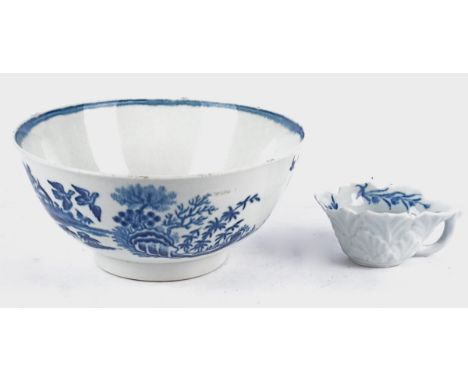 An early Worcester porcelain pickle dish moulded in the form of a leaf with internal underglaze blue decoration, diameter 9cm