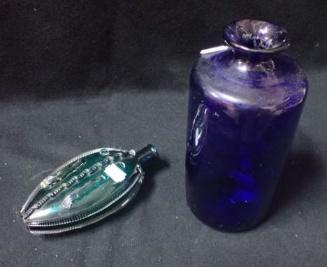 A 19TH CENTURY BRISTOL BLUE CHEMIST'S JAR, 22cm high and a green glass flask (2)